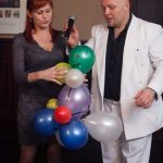 Ведущий проводит конкурс с воздушными шарами на свадьбе в Киеве Ведущий проводит конкурс с воздушными шарами на свадьбе в Киеве