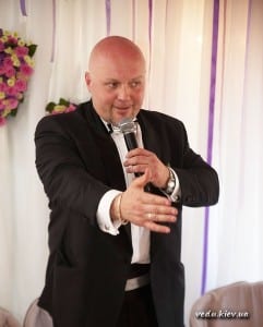 Ведучий у сценічному образі на святі в Києві Ведучий у сценічному образі на святі в Києві