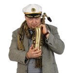 Саксофонист в образе моряка на тематическом празднике в Киеве Саксофонист в образе моряка на тематическом празднике в Киеве