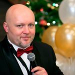 Ведущий Руслан Алексеев с микрофоном на свадьбе в Киеве Ведущий Руслан Алексеев с микрофоном на свадьбе в Киеве